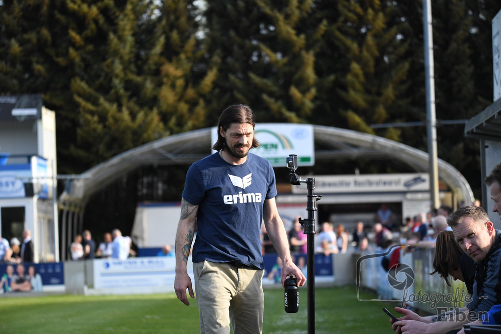 SSV Jeddeloh-SV Drochtersen/Assel | Herren Regionalliga; SSV Jeddeloh (blau)-SV Drochtersen/Assel (rot) am 30.04.2024; in Jeddeloh (53-Acht Arena), Photo: Philip Eiben 2024 - Realisiert mit Pictrs.com
