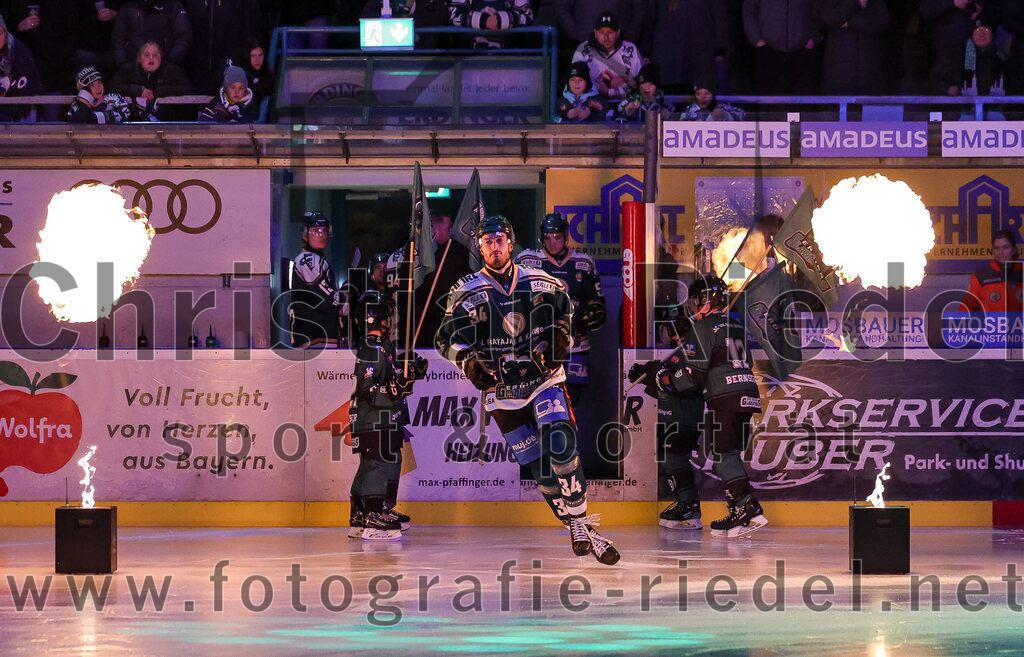 2025-12-23_013_TSV_Erding_gegen_Heilbronner_Falken | Erding, Deutschland, 23.12.2025:Eishockey, Oberliga Süd 2025 / 2026, 29. Spieltag, TSV Erding gegen Heilbronner Falken, Endergebnis: 5:4Bastian Cramer (Erding Gladiators, #34)Foto: Christian Riedel / fotografie-riedel.net
