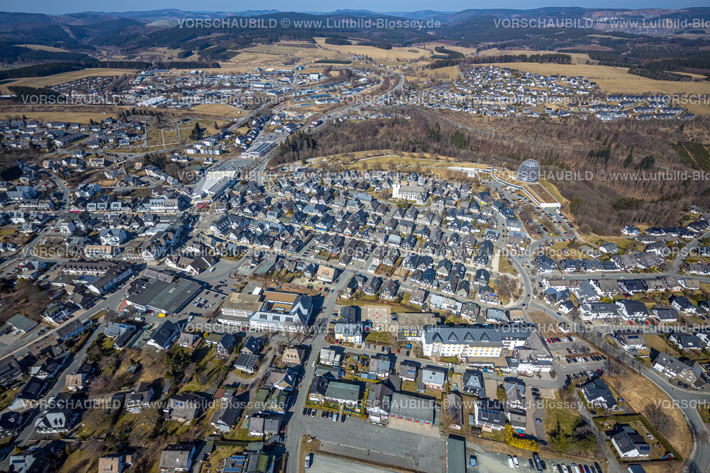 Winterberg220303511 | Luftbild, Oversum Vital Resort am Winterberg Kurpark, Wohngebiet Am Kurpark mit St. Jakobus Kirche und St. Franziskus-Hospital, Sauerland, Nordrhein-Westfalen, Deutschland