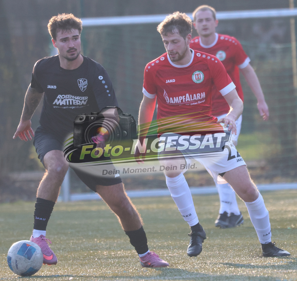 Bünder SV - TV Elverdissen | Auf dem Bild zu sehen: rot Bünder SV: Jonas Franzrahe ; schwarz TV Elverdissen: Yann Gomes de Barros Coelho Bünder SV, TV Elverdissen, Saison 25/26, Kreisliga A, Deutschland - Realisiert mit Pictrs.com
