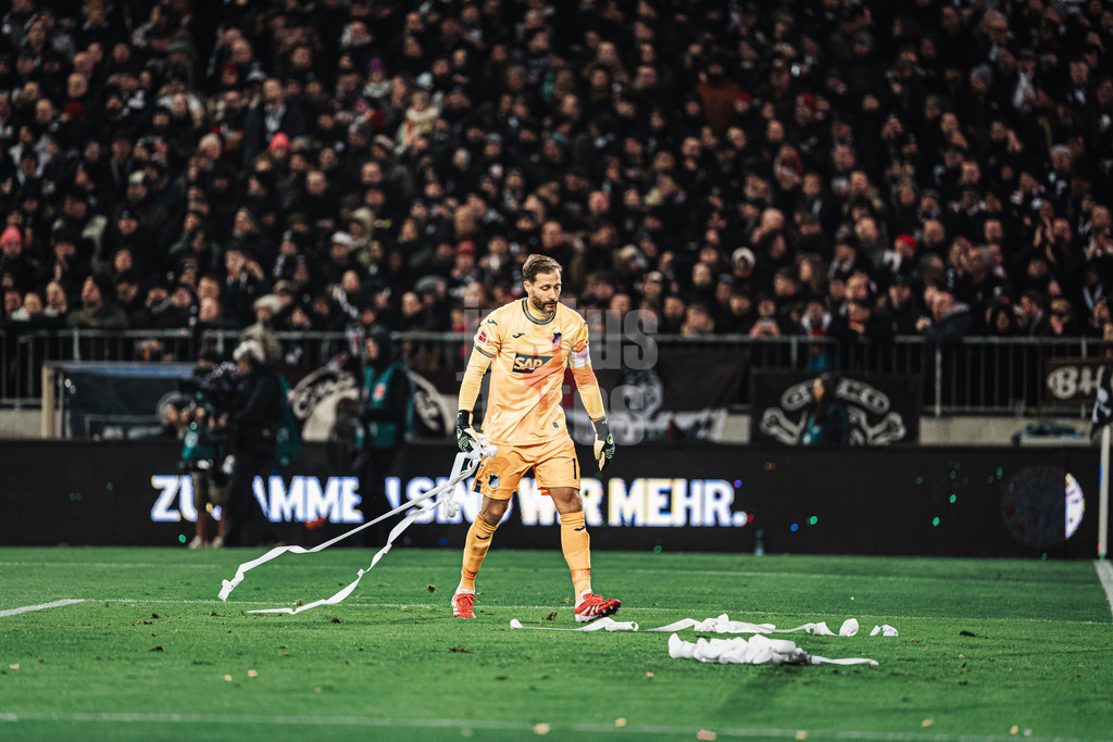 Fußball | Männer | Saison 2024/2025  | Fußball-Bundesliga | 26. Spieltag | FC St. Pauli vs. TSG Hoffenheim | 14.03.2025 | Oliver Baumann (#1, TSG Hoffenheim) sammelt Papierrollen vom Rasen