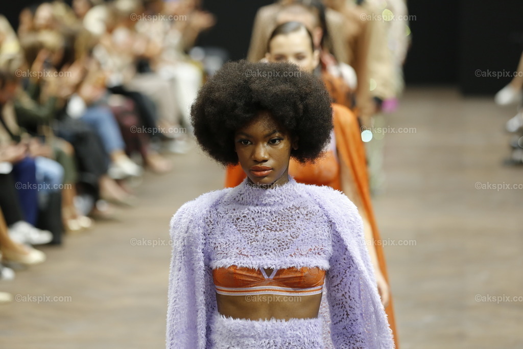 Kilian Kerner auf der  MBFW Spring/Summer 2023 | Mercedes-Benz Fashion Week (MBFW)  Frühling / Sommer 2023 im Hotel Telegraphenamt Berlin in Berlin-Mitte. Die Kollektionen von Kilian Kerner auf der MBFW Spring/Summer 2023. Das Bild zeigt Models mit der Kollektion von Kilian Kerner.