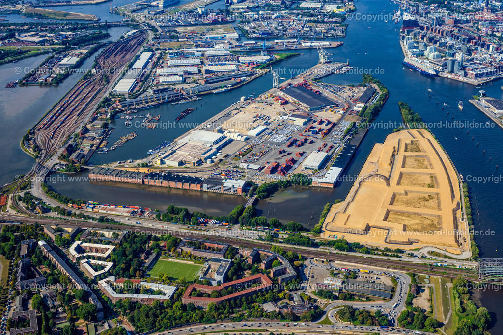 Hamburg_Veddel_Kleiner_Grasbrook_ELS_8181200925 | HAMBURG 20.09.2025 Abriß- und Erdarbeiten auf dem Gelände der ehemaligen Logistikzentrum- Ruine Überseezentrum am Schuhmacherwerder - Moldauhafen im Ortsteil Kleiner Grasbrook in Hamburg, Deutschland. Weiterführende Informationen bei: EGGERS Tiefbau GmbH,  HPA Hamburg Port Authority. // Demolition work on the site of the former logistics center ruin Ueberseezentrum on Schuhmacherwerder - Moldauhafen in the district Kleiner Grasbrook in Hamburg, Germany. Further information at: EGGERS Tiefbau GmbH,  HPA Hamburg Port Authority. Foto: Martin Elsen