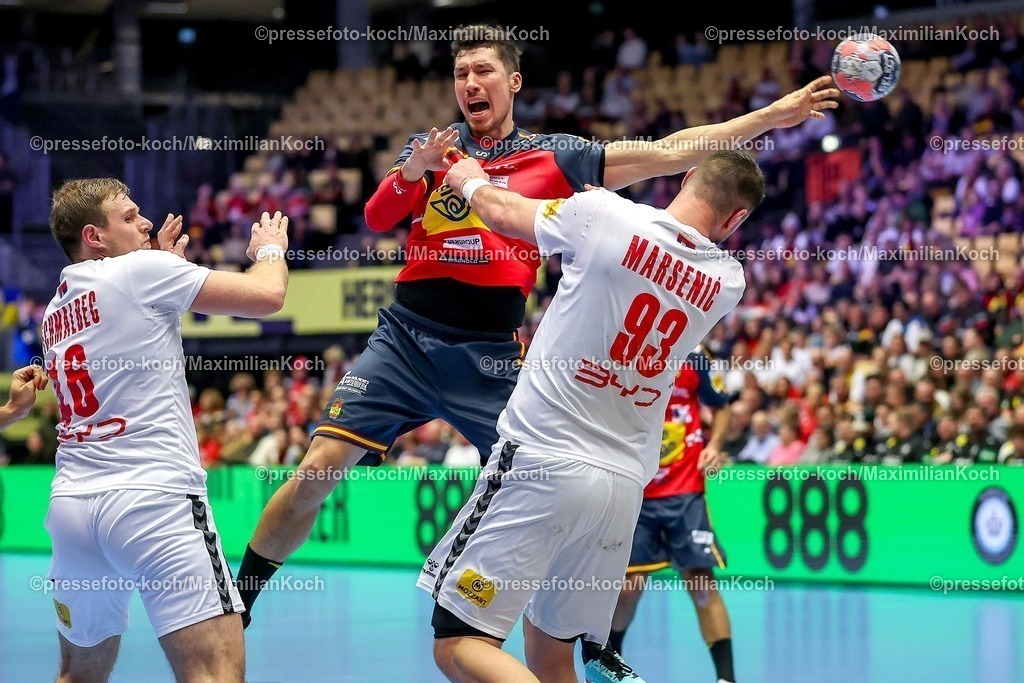 EHF15012601057 | 15.01.2026, Handball, Men's EHF EURO 2026, Spanien - Serbien, Jyske Bank Boxen in Herning, Dänemark, Preliminary Round:  Dragan Pechmalbec (Serbien #46) und  Mijajlo Marsenic (Serbien #93) im Zweikampf gegen   Alex Dujshebaev Dovichebaeva (Espania #10) 