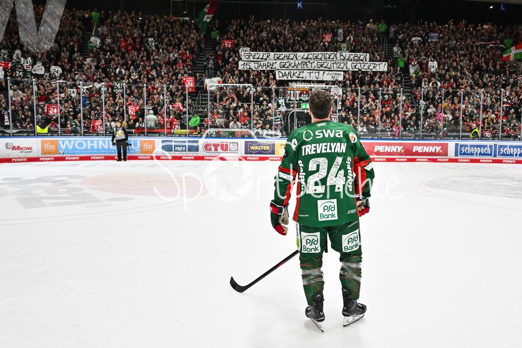 Augsburger Panther - Grizzlys Wolfsburg | AUGSBURG, GERMANY - 15. MARCH: Im Bild T. J. TREVELYAN (Augsburger Panther 24) der sich von den Fans feiern lässt Einzelfoto / Freisteller nach dem Match zwischen den Augsburger Panthern und den Grizzlys Wolfsburg am 52. Spieltag der Penny DEL im Curt Frenzel Stadion / Spruchband der Fans