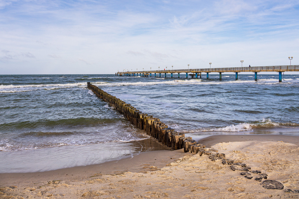Buhne und Seebrücke an der Küste der Ostsee in Graal Müritz | Buhne und Seebrücke an der Küste der Ostsee in Graal Müritz.