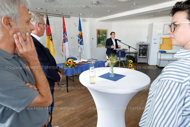 20240820-_Y2A3261-goldenesbuch-HEN-FOTO | 20.08.2024 Zweiter Eintrag ins Goldene Buch der Stadt Darmstadt für Hockey-Torwart JEAN-PAUL DANNEBERG. Anlaß ist die Olympische Silbermedaille mit der Deutschen Nationalmannschaft in Paris nach dem WM-Titel im Vorjahr # Laudatio OB Hanno Benz (Foto: Peter Henrich) - Realisiert mit Pictrs.com