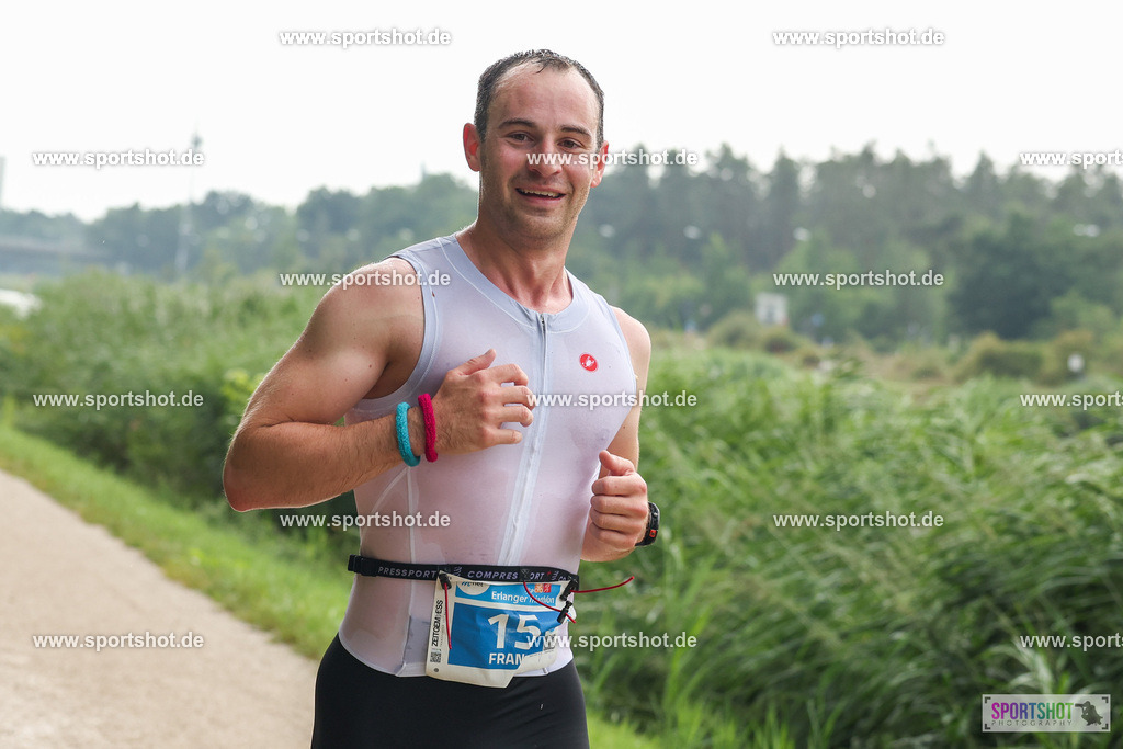 LUR_1567 | 34. M-net Erlanger Triathlon 2025 #erlangertriathlon  #mnettriathlon2025 #mnettriathlon #team #olympischedistanz #mitteldistanz #triathlon #maindonaukanal  #erlangertriathlon2025 #yourpictrs #tv1848 #tv1848erlangen  #triathlonbayern #sportinerlangen #demsportverbunden #sportshot_your_pictrs Copyright: www.sportshot.de