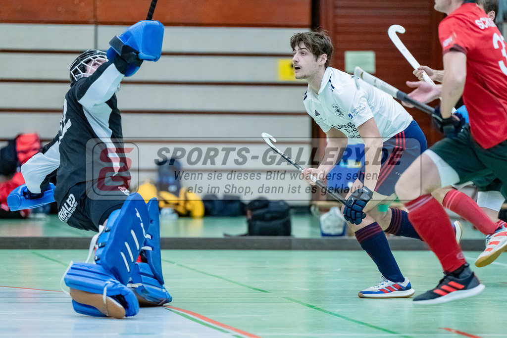 HK_20231217_107532 | 1. Bundesliga Herren Crefelder HC - Düsseldorfer HC  am 17.12.2023 Sporthalle Glockenspitz, Krefeld , Lasse Kille Torwart ( Crefelder HTC #32 ) , von Schwerin Alex ( Düsseldorfer HC #7 )