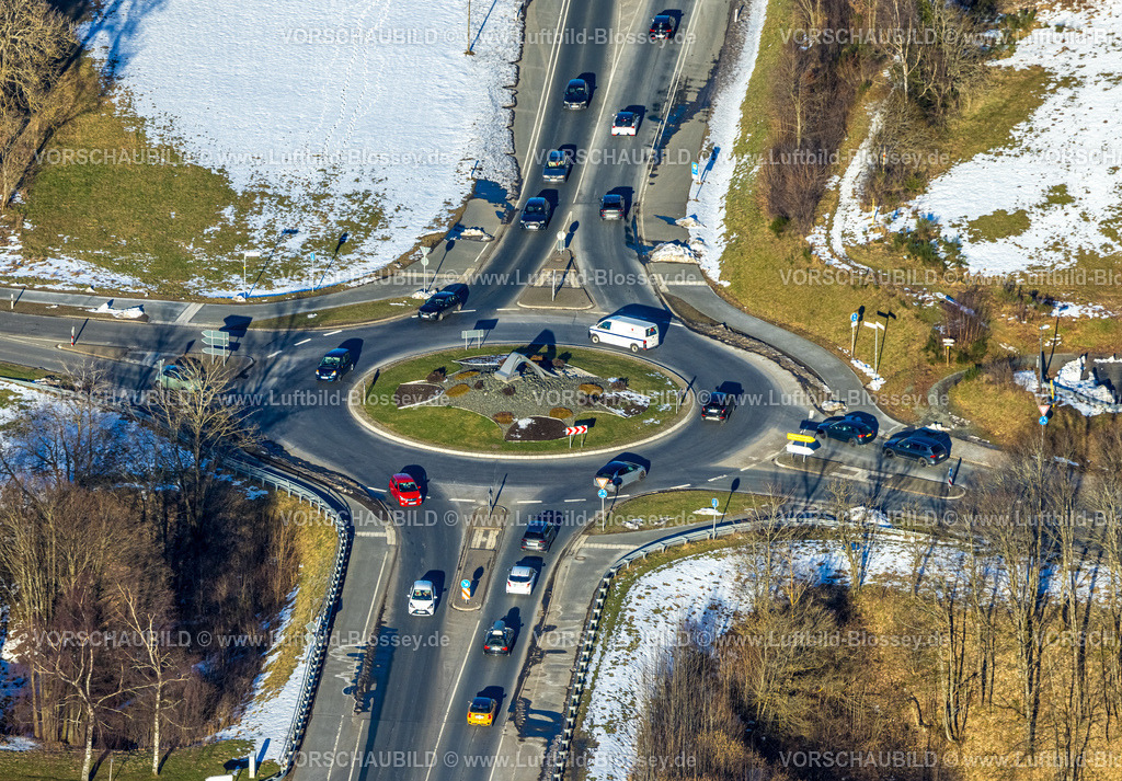Winterberg230205917 | Luftbild, Kreisverkehr Haarfelder Straße Bundesstraße B480 und Landesstraße L740, Sehenswürdigkeit Miniatur Skisprungschanze im Kreisel, Winterberg, Sauerland, Nordrhein-Westfalen, Deutschland