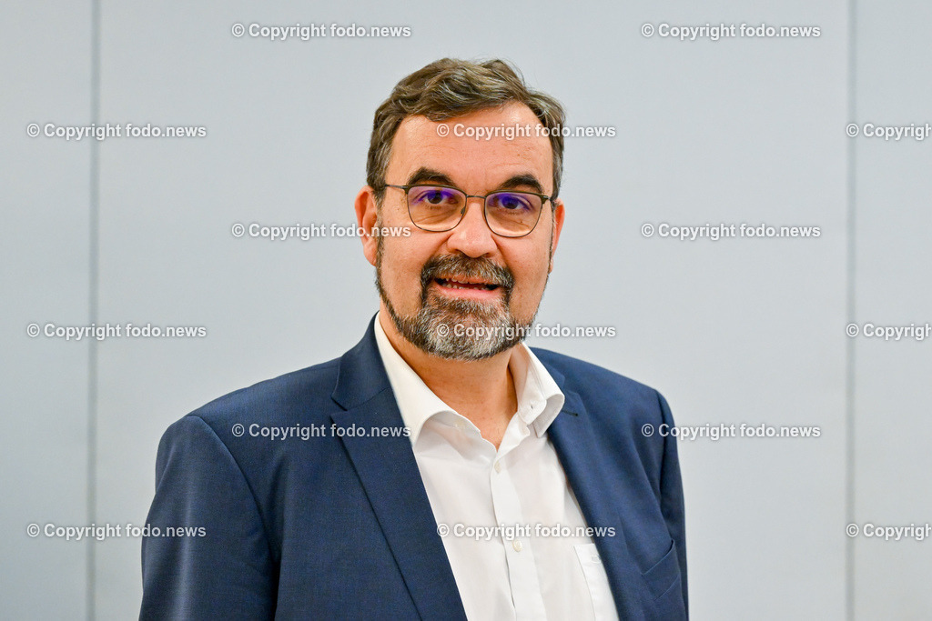 Pressekonferenz ProOriente_ Die Veränderung der Epoche-Herausforderung für die Christen_ 09.03.2023-1 | 09.03.2023, Presseclub Linz, AUT, Pressekonferenz Pro Oriente, Die Veraenderung der Epoche-Herausforderung fuer die Christen, im Bild Helmut Außerwoeger (Direktor des Bildungshauses Schloss Puchberg)

