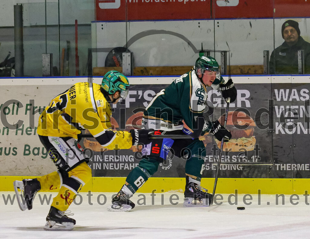 2025-12-19_102_TSV_Erding_gegen_Toelzer_Loewen | Erding, Deutschland, 19.12.2025:Eishockey, Oberliga Süd 2025 / 2026, 27. Spieltag, TSV Erding gegen Tölzer Löwen, Endergebnis: 2:5Nicolas Sauer (Tölzer Löwen, #13), Dennis Miller (Erding Gladiators, #61)Foto: Christian Riedel / fotografie-riedel.net