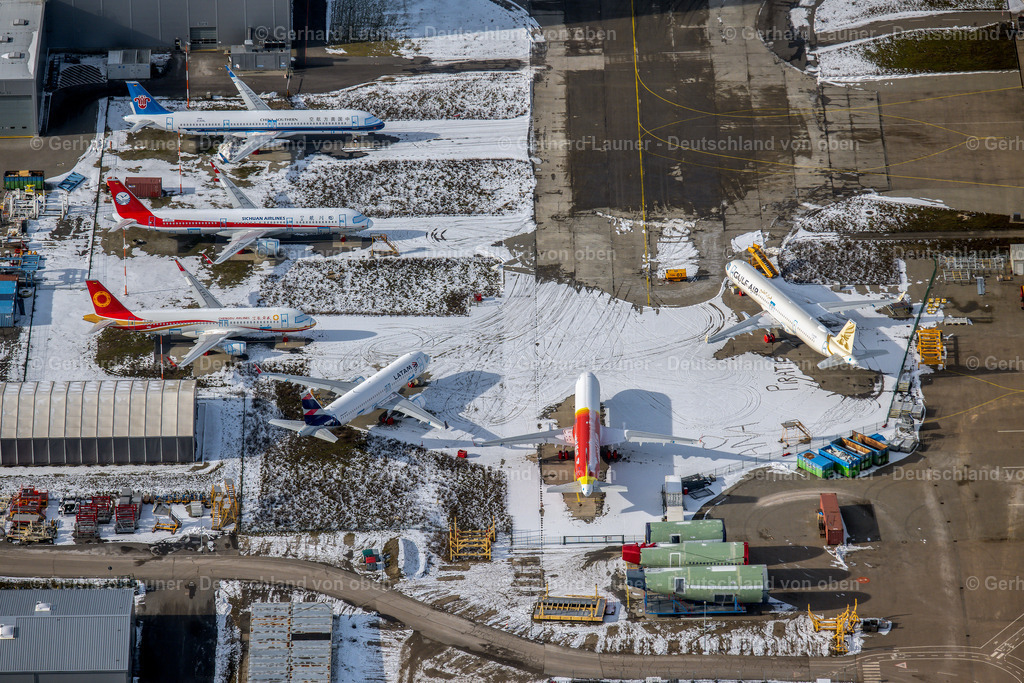 schneebedeckter Flughafen Hamburg-Finkenwerder | HAMBURG 14.02.2021 Winterlich schneebedeckte Pandemiebedingt auf den Freiflächen und Parkpositionen abgestellte Neuflugzeuge A320 - A321 in den jeweiligen Kundenlackierungen im Werftgelände der Airbus SE im Ortsteil Finkenwerder in Hamburg, Deutschland. // Wintry snowy due to the pandemic, new aircraft A320 - A321 in the respective customer liveries parked in the open spaces and parking positions in the Airbus SE shipyard premises in the Finkenwerder district in Hamburg, Germany. Foto: Gerhard Launer