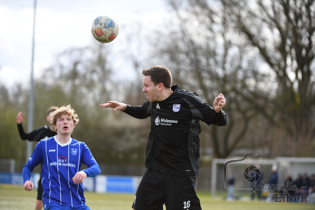 FC Rastede-VFl Stenum | Herren Bezirksliga 2; FC Rastede (blau)-VFL Stenum (schwarz) am 29.03.2026 in Rastede (Sportanlage Köttersweg), Photo: Philip Eiben 2026 - Realisiert mit Pictrs.com