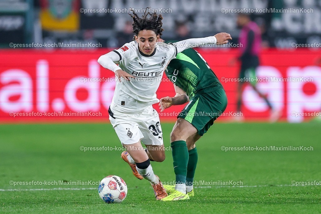 BMG13122502166 | 13.12.2025, Fußball, Borussia Mönchengladbach - VfL Wolfsburg, 1. Fußball Bundesliga, 14.Spieltag, Borussia-Park, Saison 2025 2026: Wael Mohya (Borussia Mönchengladbach #36) im Zweikampf gegen  Yannick Gerhardt&nbsp;(VfL Wolfsburg #31) DFB regulations prohibit any use of photographs as image sequences and or quasi-video.