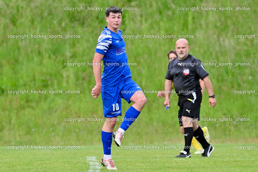 SV Wernberg vs. FC Faakersee | #10 Dominik Popovic SV Wernberg, Michael Maier Referee, SV Wernberg vs. FC Faakersee, SV Wernberg vs. FC Faakersee am 01.06.2024 in Wernberg (Sportplatz Wernberg), Austria, (Photo by Bernd Stefan)