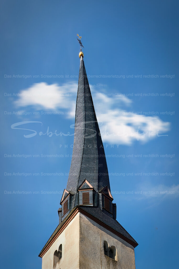 Der schiefe (Kirch)Turm von Kaisersesch | Der schiefe Kirchturm von Kaisersesch vor blauem Himmel - Realisiert mit Pictrs.com