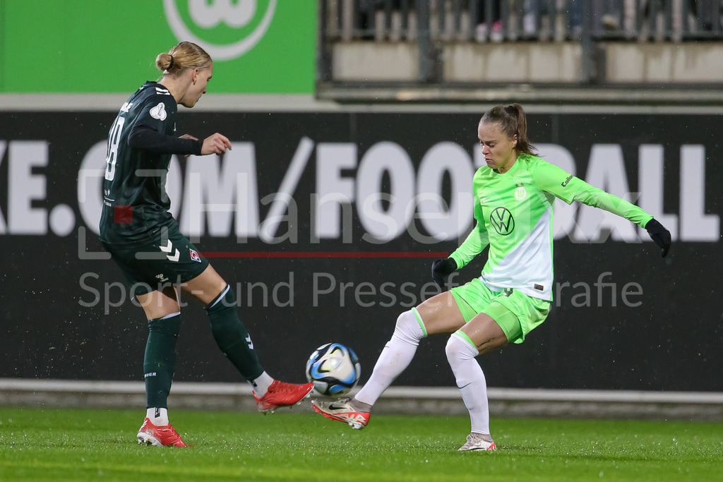 Fussball, DFB-Pokal Frauen, VfL Wolfsburg - SV Werder Bremen | v.li.: Lina Hausicke (SV Werder Bremen, 18) und Ewa Pajor (VfL Wolfsburg, 9) im Zweikampf, Duell, Dynamik, Aktion, Action, Spielszene, DIE DFB-RICHTLINIEN UNTERSAGEN JEGLICHE NUTZUNG VON FOTOS ALS SEQUENZBILDER UND/ODER VIDEOÄHNLICHE FOTOSTRECKEN. DFB REGULATIONS PROHIBIT ANY USE OF PHOTOGRAPHS AS IMAGE SEQUENCES AND/OR QUASI-VIDEO.