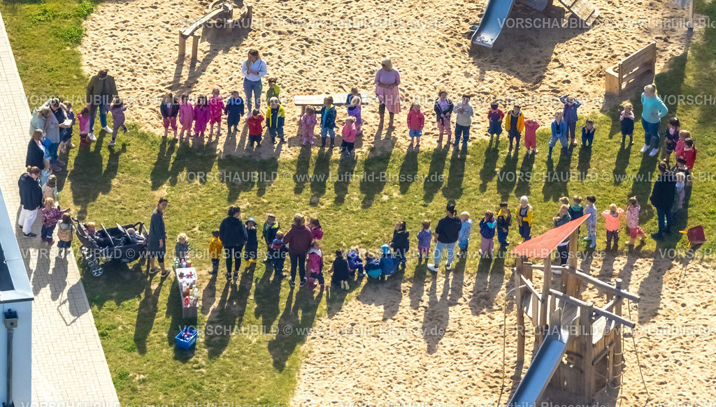 Arnsberg230904412-2 | Luftbild, Spielkreis und spielende Kinder am Stepke Kindergarten Märchentraum, Neheim, Arnsberg, Sauerland, Nordrhein-Westfalen, Deutschland