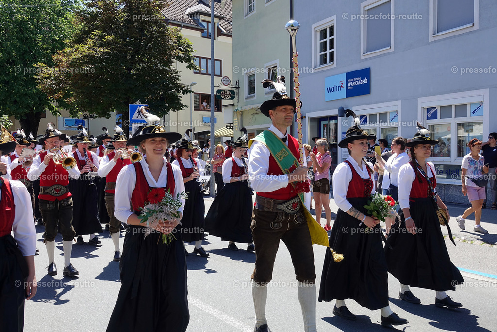 news-2022-Juli17-Musikumzug-Reutte-DSD02929-Reutte | Info aus dem Bezirk Reutte/Ausserfern Tirol sowie eine umfangreiche Bilddatenbank über die gesamte Region: Lechtal, Talkessel Reutte, Tannheimertal, Zwischentoren. Lech, Plansee, Zugspitze, Grenztunnel, B179, Fernpassstraße, Verkehr, Lawinen, Tradition, - Realisiert mit Pictrs.com