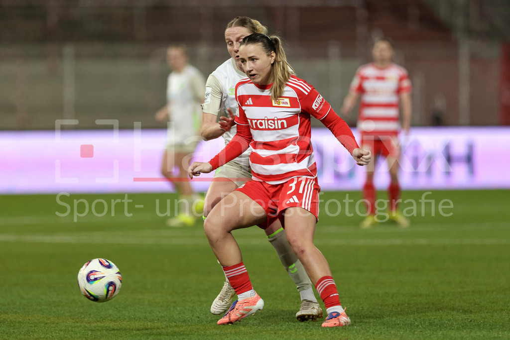 Fussball, Google Pixel Frauen-Bundesliga, 1. FC Union Berlin - SV Werder Bremen | v.li.: Lina Hausicke (SV Werder Bremen, 18) und Tanja Pawollek (1. FC Union Berlin, 31) im Zweikampf, Duell, Dynamik, Aktion, Action, Spielszene, DIE DFB-RICHTLINIEN UNTERSAGEN JEGLICHE NUTZUNG VON FOTOS ALS SEQUENZBILDER UND/ODER VIDEOÄHNLICHE FOTOSTRECKEN. DFB REGULATIONS PROHIBIT ANY USE OF PHOTOGRAPHS AS IMAGE SEQUENCES AND/OR QUASI-VIDEO.