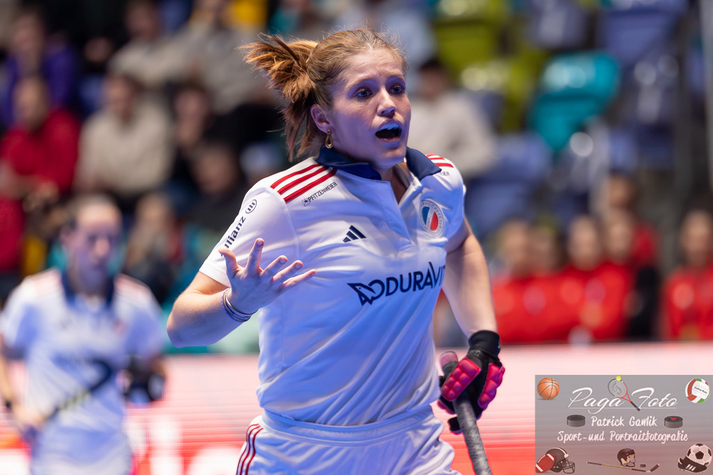 Volvo E.R.B. Final 4 Halbfinale Frauen: Mannheimer HC - Düsseldorfer HC, 25.01.2025 | Sonja Zimmermann (Mannheimer HC #11) auf dem WEg zur Schiedsrichterun, Mannheimer HC - Düsseldorfer HC, Frankfurt, Süwag Arena, 25.1.2025 - Realisiert mit Pictrs.com