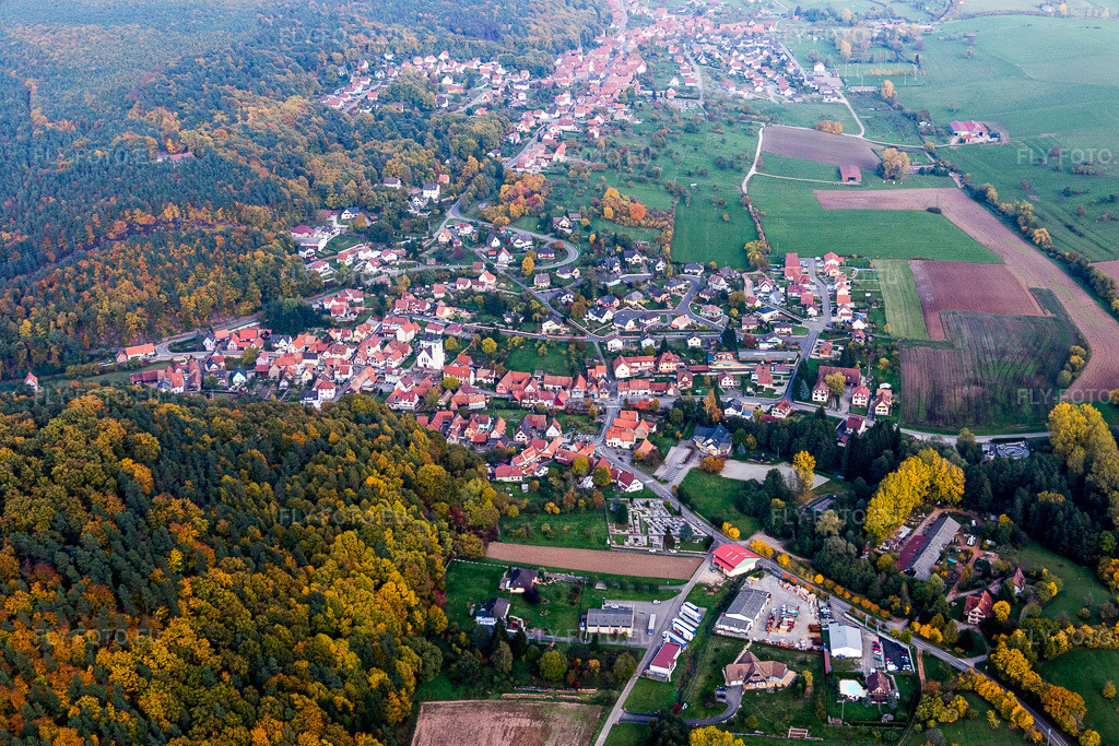 Vue aérienne: Champs agricoles et terres arables à Rothbach dans le département Bas Rhin, France. Photo: IMG_084817.jpg prise le 24/10/2015 par Werner Riehm/FLY-FOTO.eu – Résolution de l'original: 5472 x 3648 px
