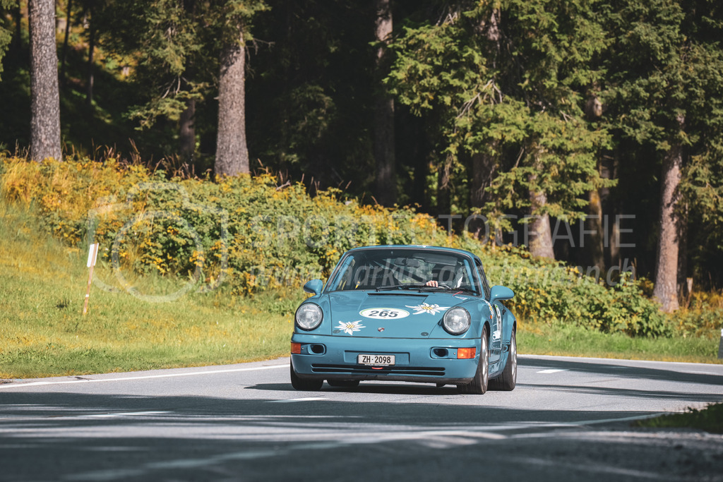 21. Arosa ClassicCar 2025 - 6. =September= 2025 | Werner C. Weber aus Zollikon (SUI) in einem Porsche 911 Carrera RS aus dem Jahre 1992 mit Startnummer 265 am Arosa ClassicCar 2025 in der Kategorie Classic Trophy..@arosaclassiccar, @arosa.official, #arosaclassiccar, #arosa, #76curves, #classiccarBild: Sportfotografie Markus Aeschimann | www.markus-aeschimann.ch - Realisiert mit Pictrs.com