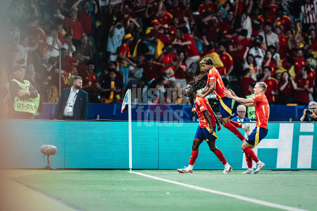 Fußball | Herren | UEFA-Fußball-Europameisterschaft 2024 | Finale | Spanien vs. England | 14.07.2024 | Nico Williams (#17, Spanien) schießt ein Tor und jubelt, Lamine Yamal (#19, Spanien) springt ihm auf den Rücken
