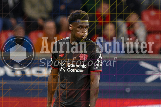 Bayer 04 Leverkusen vs Borussia Mönchengladbach - Bundesliga  | Leverkusen, Deutschland, 21.09.25:   Ernest Poku (Bayer 04 Leverkusen) schaut waehrend des Spiels der Bundesliga zwischen  Bayer 04 Leverkusen vs Borussia Mönchengladbach in der BayArena(Foto von Brauer-Fotoagentur / Adrian Schlueter)