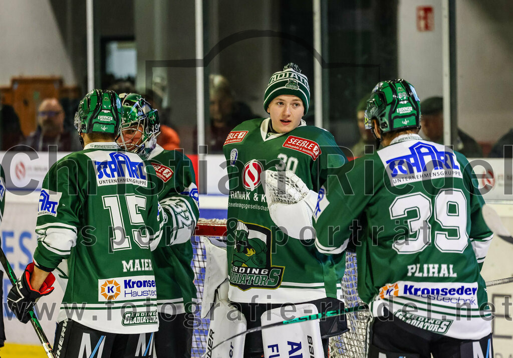 2023-11-12_003_TSV_Erding_gegen_EHC_Koenigsbrunn | Erding, Deutschland, 12.11.2023:
Eishockey, Bayernliga Vorrunde 2023 / 2024, 9. Spieltag, TSV Erding gegen EHC Königsbrunn, Endergebnis: 3:2

Elias Maier (Erding Gladiators, #15), Torwart Patrick Mayer (Erding Gladiators, #30), Thomas Plihal (Erding Gladiators, #39)

Foto: Christian Riedel / fotografie-riedel.net