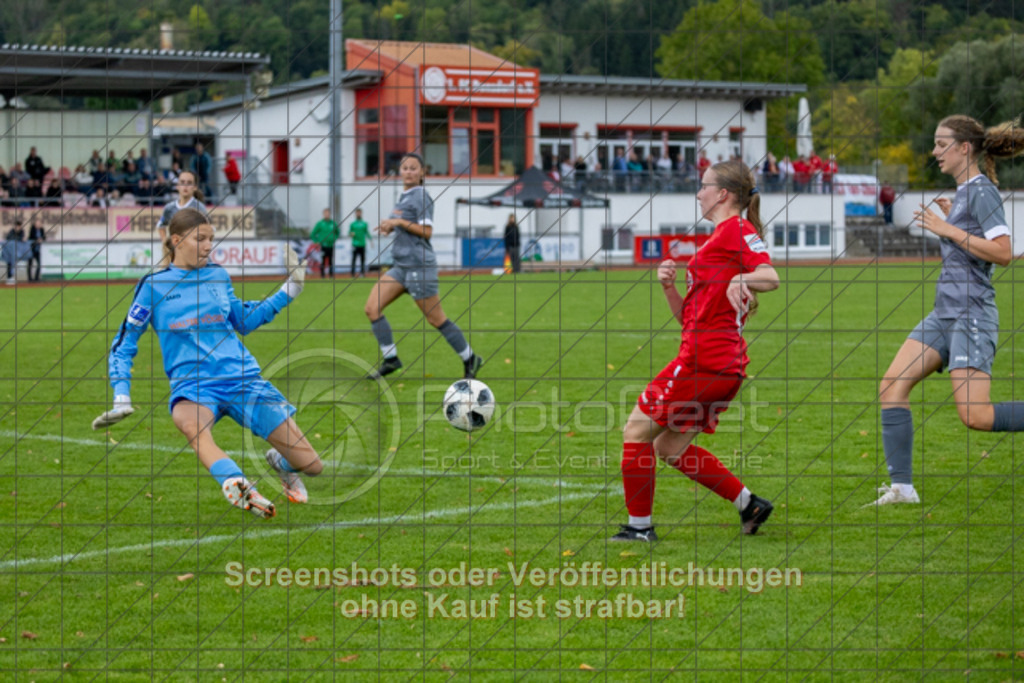 20251004_151629_0709 | #,1.FC Donzdorf (rot) vs. FC Freiburg-St. Georgen (grau), Fussball, EnBW-Oberliga B -Juniorinnen, 04. Spieltag, Saison 2025/2026, Rasenplatz, Lautertal Stadion, Süßener Straße 16, 73072 Donzdorf, 04.10.2025 - 14:00 Uhr,Foto: PhotoPeet-Sportfotografie/Peter Harich
