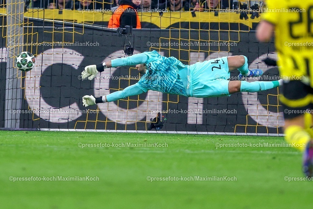 UCL1902250101019 | 19.02.2025, Fußball, UEFA Champions League, Borussia Dortmund - Sporting Lissabon, Signal Iduna Park, Knockout phase play-offs, Saison 2024 2025: Torwart Rui Silva (Sporting #24) hechtet dem Ball hinterher