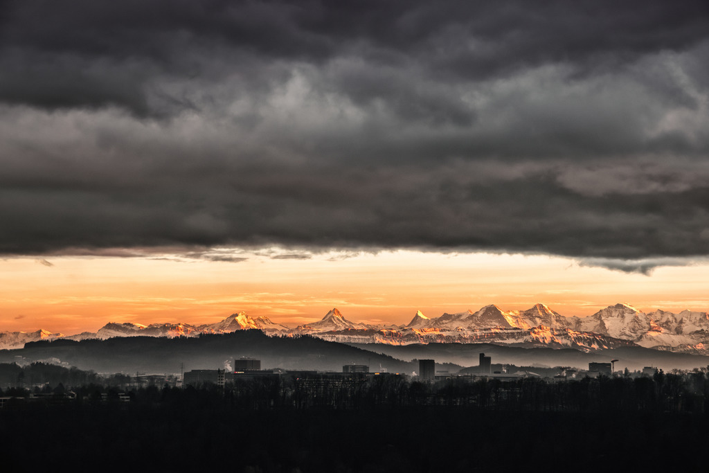 Berner Alpen | Bernese Alps | Bei einem Spaziergang in Bremgarten bei Bern tat sich Anfang Januar unmittelbar dieses Fenster zu den Berner Alpen auf und ich war froh, hatte ich eine Kamera dabei (habe ich eigentlich meistens). 
Beim Entwickeln habe ich die Farben auf Rottöne beschränkt und das Bild in Photoshop noch ein bisschen vertikal ausgedehnt. 
-----------------------------------------------------------------
During a walk at the beginning of January in Bremgarten near Bern, this window to the Bernese Alps opened immediately  and I was glad I had a camera with me (as I usually have).
When developing, I limited the colors to shades of red and expanded the image a bit more vertically in Photoshop.
-----------------------------------------------------------------
Dieser Druck ist in einer limitierten Auflage von 5 Exemplaren erhältlich. 
This print is available in a limited edition of 5 copies. 
http://art.hess.photography/56-berner-alpen.html - Realisiert mit Pictrs.com