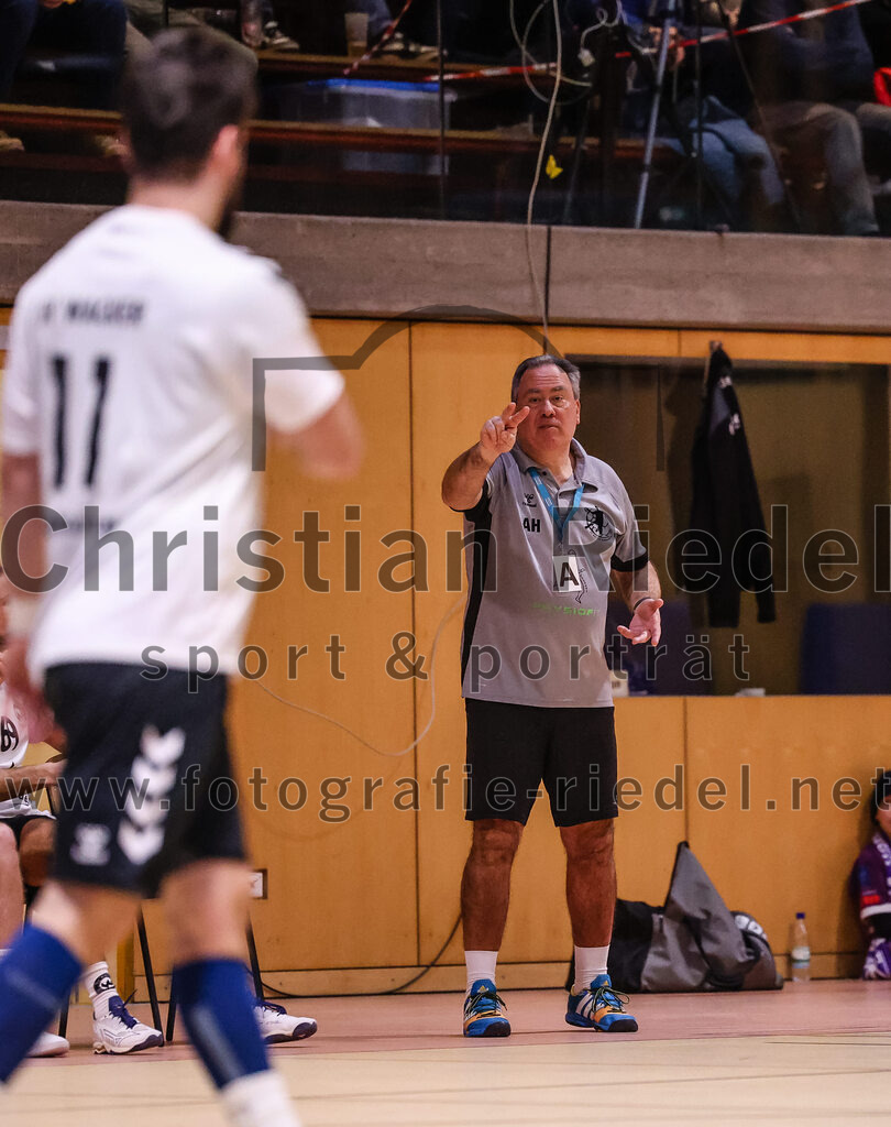 2025-02-15_088_SpVgg_Altenerding_gegen_SVW_Burghausen | Erding, Deutschland, 15.02.2025:Handball, Bezirksoberliga Männer 2024 / 2025, 16. Spieltag, SpVgg Altenerding gegen SVW Burghausen, Endergebnis: 32:31Cristian Mihai Toth (SVW Burghausen, #11), Helmut Aigner (SVW Burghausen)Foto: Christian Riedel / fotografie-riedel.net
