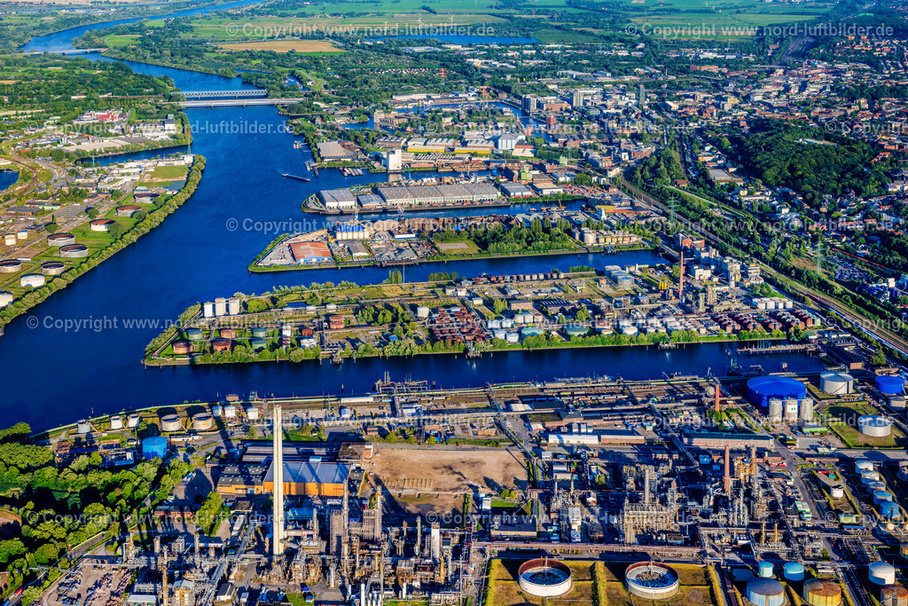 Hamburg_Harburg_Seehafen_ELS_2933090823 | HAMBURG 05.08.2023 Kaianlagen und Schiffs- Anlegestellen an den Hafenbecken von Seehafen 1 bis 4 an der Süderelbe im Ortsteil Harburg in Hamburg, Deutschland. // Quays and boat moorings at the port of the inland port Seehafen 1 to 4 on the southern Elbe in the district Harburg in Hamburg, Germany. Foto: Martin Elsen