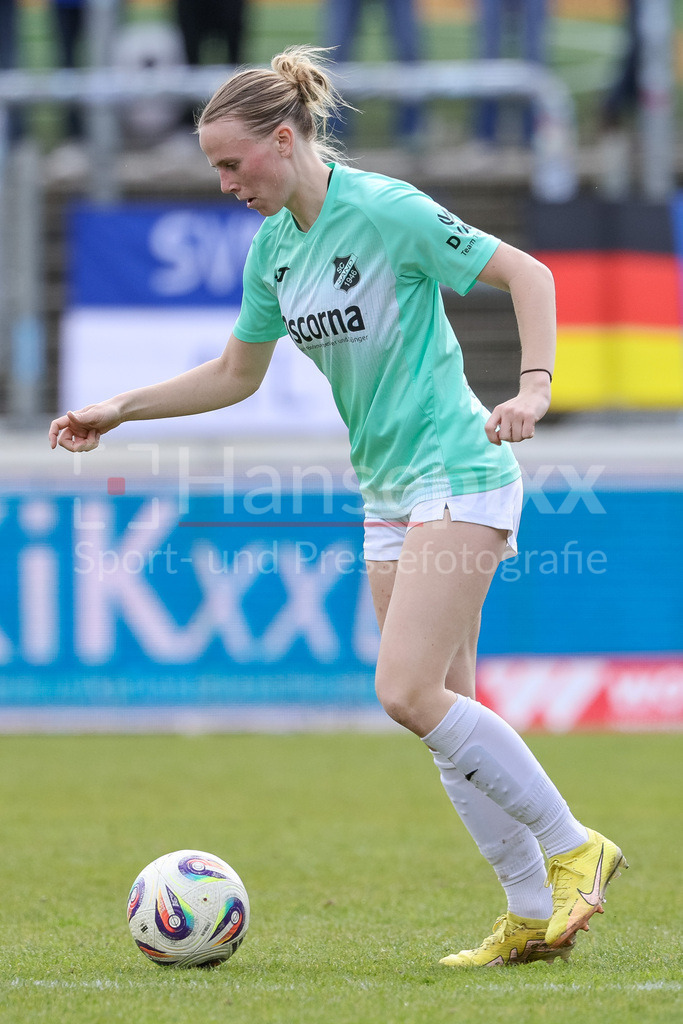 Fussball, 2. Frauen-Bundesliga, SV Meppen - SC Sand | Milena Fischer (SC Sand, 6) am Ball, Freisteller, Einzelbild, Ganzkörper, Aktion, Action, Spielszene, DIE DFB-RICHTLINIEN UNTERSAGEN JEGLICHE NUTZUNG VON FOTOS ALS SEQUENZBILDER UND/ODER VIDEOÄHNLICHE FOTOSTRECKEN. DFB REGULATIONS PROHIBIT ANY USE OF PHOTOGRAPHS AS IMAGE SEQUENCES AND/OR QUASI-VIDEO.