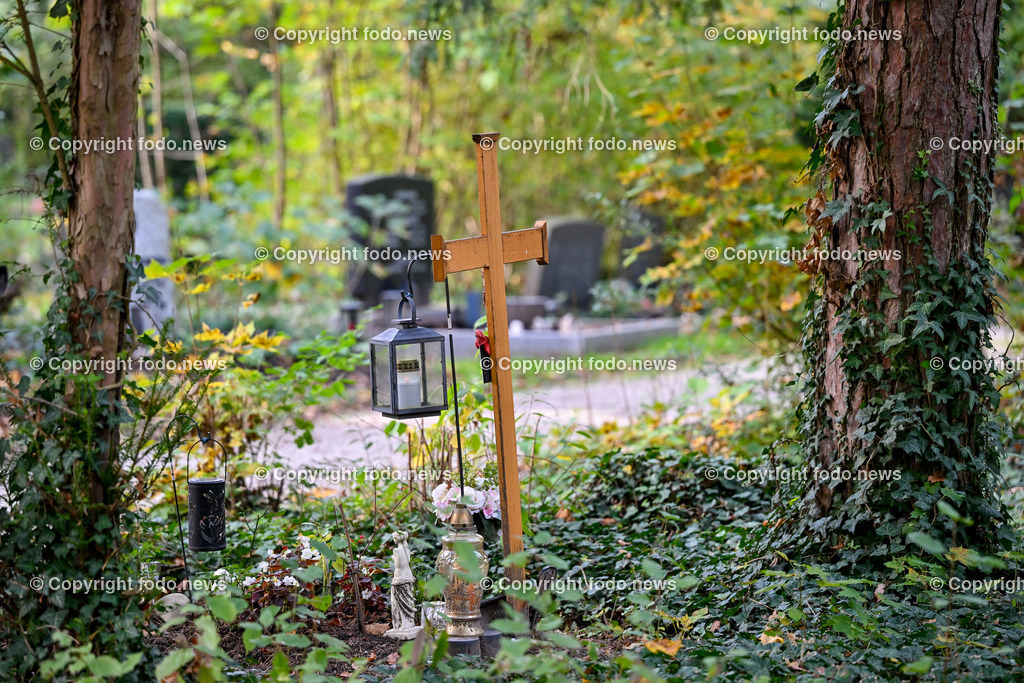 Friedhof_ Kreuz_ Kruzifix_ Jesu Christi_ Allerheiligen_ 26.10.2024-15 | 26.10.2024, Friedhof, AUT, Allerheiligen, Themenbilder im Bild Friedhof, Kreuz, Kruzifix, Jesu Christi, Allerheiligen, Engerl, Engel, Kerzen, Grab, Grablicht, Blumen, Skulptur, Grabstein, Symbolbild, Grablaterne, Grabkerze, Grabkerzen, Grablichter, Kerze, Grabkreuz, Gedenken, Bestattung, Verstorbene, Totenruhe, Grab, Urne, Blumenschmuck, Schmuck, Besucher, Feature, kreativ, creativ, Linz