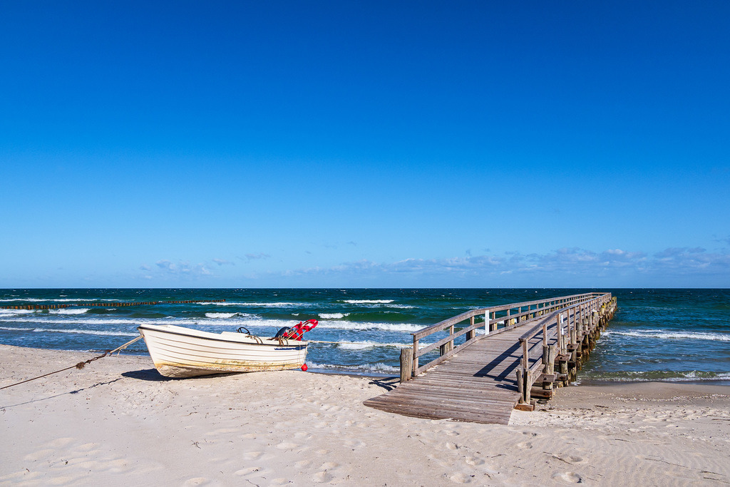 Fischerboot an der Ostseeküste bei Zingst auf dem Fischland-Darß | Fischerboot an der Ostseeküste bei Zingst auf dem Fischland-Darß.