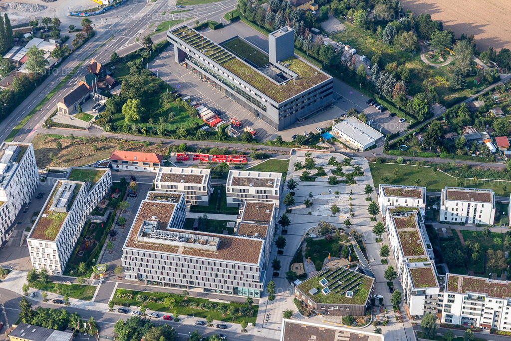 Luftbild: Bürogebäude des Verwaltungs- und Geschäftshauses der Deutsche Wohnwerte GmbH & Co. KG vor der Feuerwache Heidelberg im Ortsteil Bahnstadt in Heidelberg im Bundesland Baden-Württemberg in Deutschland. Foto: IMG_117189.jpg vom 25.08.2019 durch Werner Riehm/FLY-FOTO.de