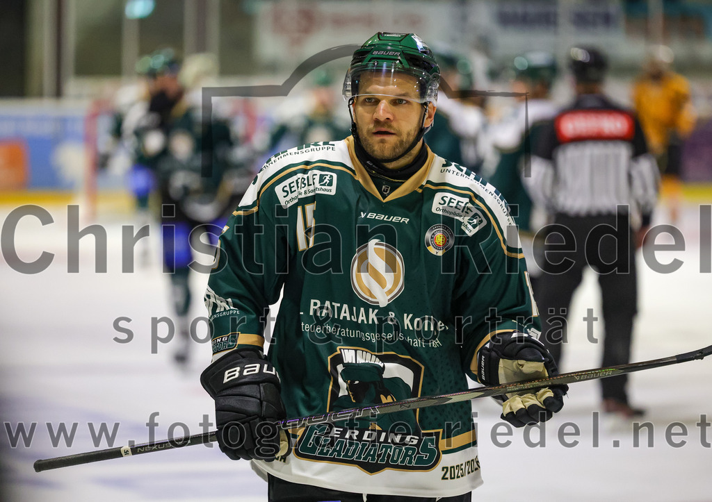 2025-08-22_049_TSV_Erding_gegen_EV_Fuessen | Erding, Deutschland, 22.08.2025:Eishockey, Oberliga Süd 2025 / 2026, Testspiel, TSV Erding gegen EV Füssen, Endergebnis: 1:4Elias Maier (Erding Gladiators, #15)Foto: Christian Riedel / fotografie-riedel.net