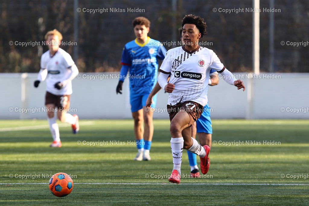 NH_FCStPauliU23_EintrachtBraunschweigU23_Testspiel_02022025 | #21 Marces-Lion Amaniampong (FC St. Pauli U23)Fußball I Herren I Testspiel I Saison 2024-2025 I FC St. Pauli U23 - Eintracht Braunschweig U23 I 02.02.2025 I Sportplatz Brummerskamp