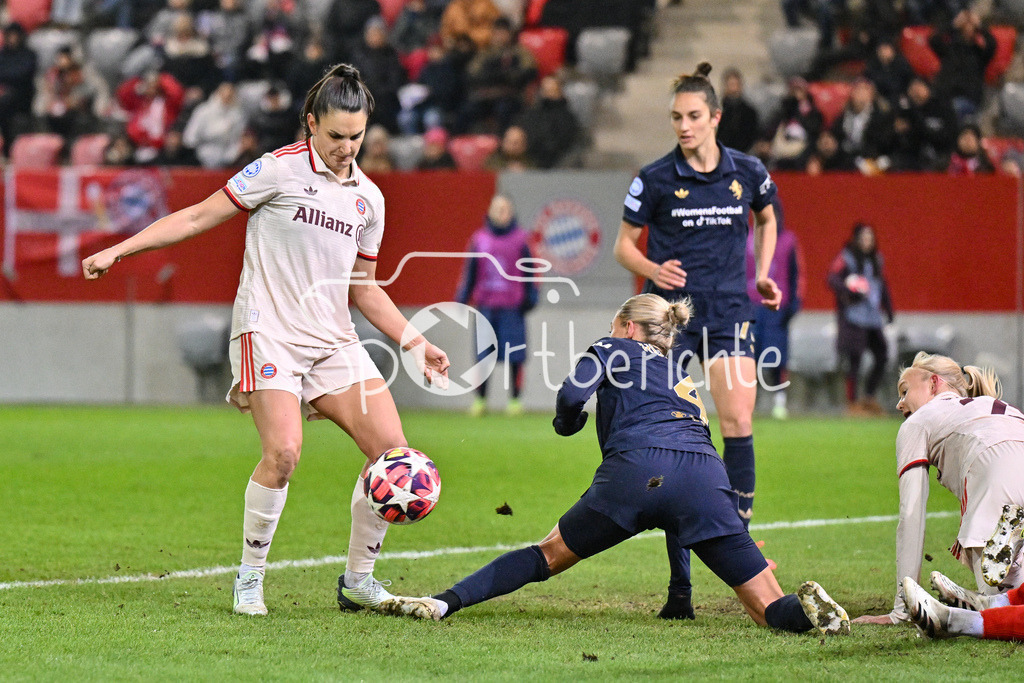 FC Bayern München Frauen - Juventus Turin Frauen | in dieser szene trifft Jovana DAMNJAVOVIC (FCB #9) zum 1-0 fuer die FCB Frauen / Tor / Treffer / Womens Champions League: FC Bayern Frauen - Juventus FC, FC Bayern Campus am 12.12.2024