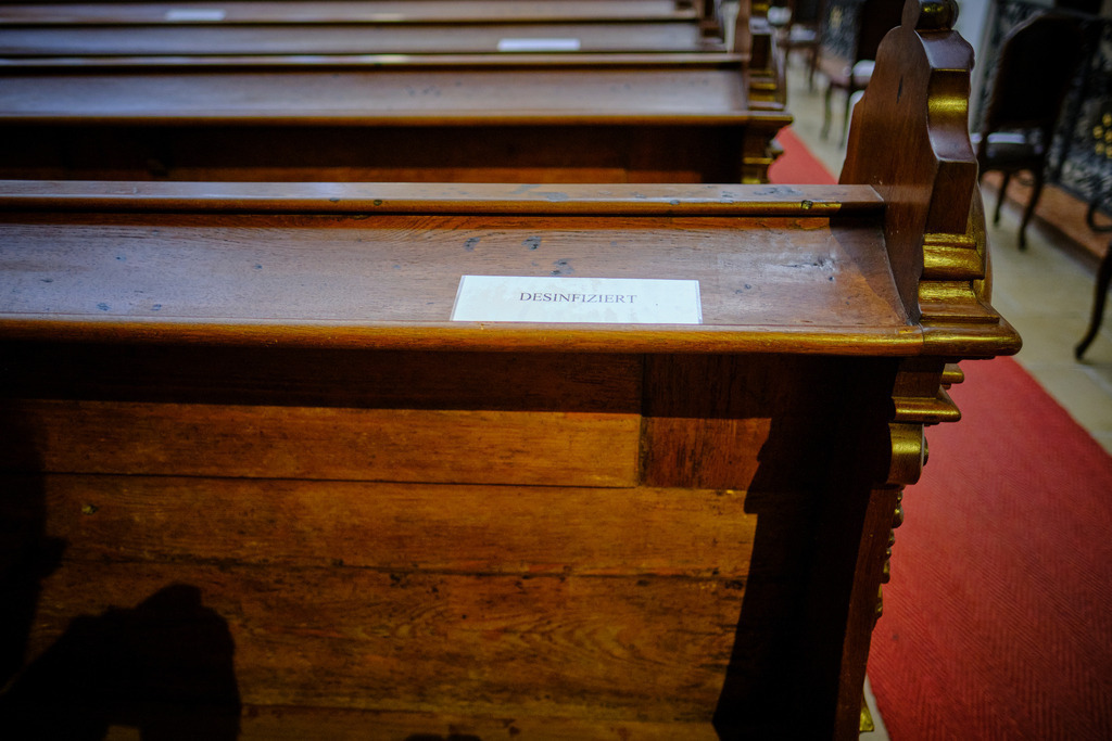 eine desinfizierte Kirchenbank in der Kirche | , Austria - July 27, 2020: Massnahmen zur Einschränkung von COVID-19; eine Kirchenbank aus Holz mit aufgeklebtem Schild Desinfiziert. - Realisiert mit Pictrs.com