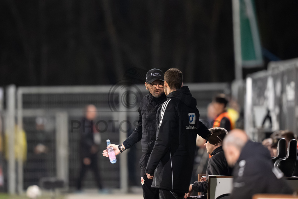 VfB Stuttgart II vs. FC Energie Cottbus, Fussball, 3.Liga, 27. Spieltag, Saison 2025/2026, 03.03.2026 | Claus-Dieter Wollitz (Trainer FC Energie Cottbus) beschwert sich beim 4. Offiziellen,VfB Stuttgart II vs. FC Energie Cottbus, Fussball, 3.Liga, 27. Spieltag, Saison 2025/2026, 03.03.2026Foto: photosbyphips/Philip Ziegler