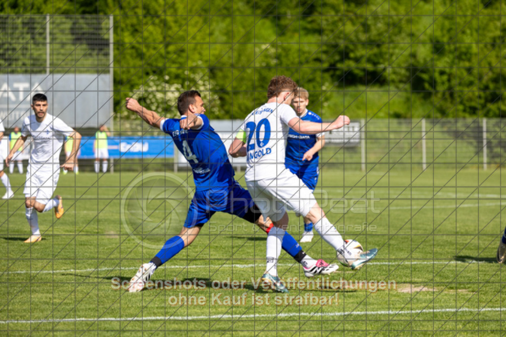 20250427_163210_0213 | #,TSG Salach (blau) vs. 1.FC Eislingen (weiß), Fußball, Bezirksliga - Bezirk Neckar/Fils, 24. Spieltag, Saison 2024/2025, Rasensportplatz, Staufenecker Str. 41, 73084 Salach, 27.04.2025 - 15:00 UhrFoto: PhotoPeet-Sportfotografie/Peter Harich