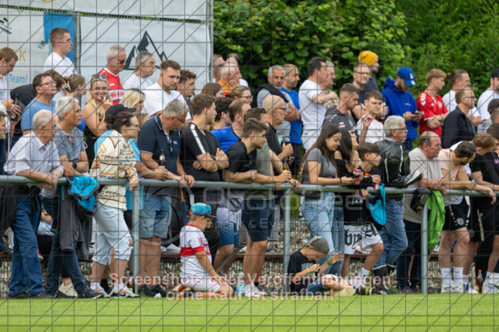 20250616_190128_0381 | #,  TV Eybach (weiß) vs. 1.FC Donzdorf II (rot), Fussball, Entscheidungsspiel 3 in Kreisliga A3 - Bezirk Neckar/Fils, Saison 2024/2025, Rasensportplatz, Staufenecker Str. 41, 73084 Salach, 16.06.2025 - 18:30 Uhr,Foto: PhotoPeet-Sportfotografie/Peter Harich