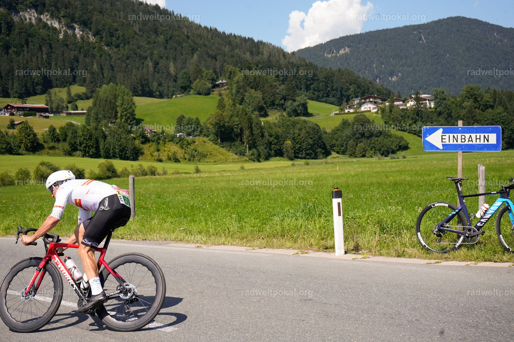 572_20230817_Bewerb_Maenner_Muehlanger | AUT - OESTERREICH, 2023-08-16: SPORT RENNRAD-FAHREN - 55. INTERNATIONALER RADWELTPOKAL IN ST. JOHANN IN TIROL  - Vintage-Radrennen mit WM-Bronze-Medaillen-Siegerin Christina Schweinberger, den Teilnehmer und Alexander Baumann (vom Orginastions-Team) - TAG 2 BEWERB MAENNER IN SECHS GRUPPEN  ; Foto: Roland Muehlanger