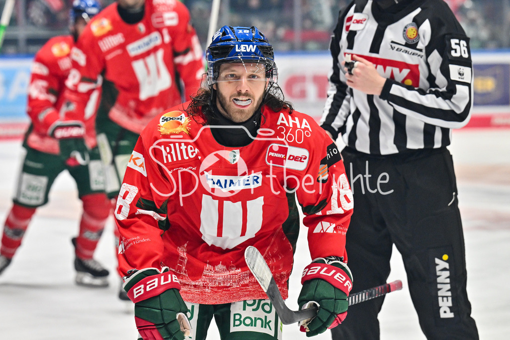 Augsburger Panther - Schwenninger Wild Wings | AUGSBURG, GERMANY - 02. JANUARY: Jubel der Panther nach dem Treffer zum 1-0 durch Anthony LOUIS (Augsburger Panther 18) / Tor / Torschuetze / Freude / Happy während dem Match zwischen den Augsburger Panthern und den Schwenninger Wild Wings am 35. Spieltag der Penny DEL im Curt Frenzel Stadion