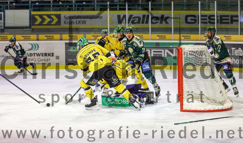 2025-12-19_027_TSV_Erding_gegen_Toelzer_Loewen | Erding, Deutschland, 19.12.2025:Eishockey, Oberliga Süd 2025 / 2026, 27. Spieltag, TSV Erding gegen Tölzer Löwen, Endergebnis: 2:5Florian Krumpe (Tölzer Löwen, #55), Torwart Matthias Bittner (Tölzer Löwen, #32), Louis Trattner (Erding Gladiators, #7), Philipp Michl (Erding Gladiators, #77)Foto: Christian Riedel / fotografie-riedel.net